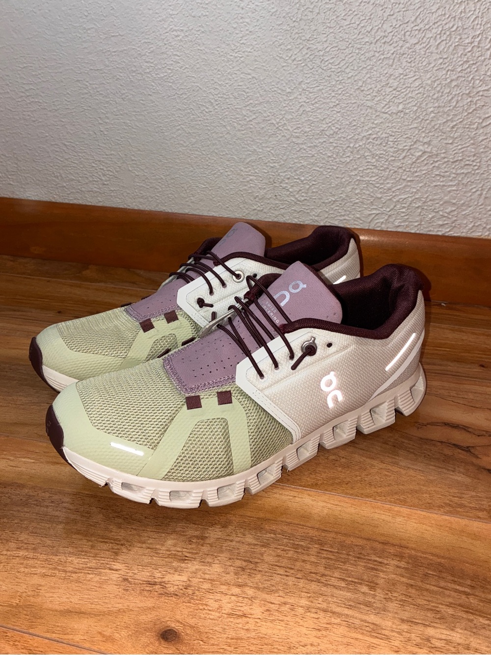 On Cloud 5 Women’s Athletic Running Sneaker Shoes, green/purple/white- size 9.5